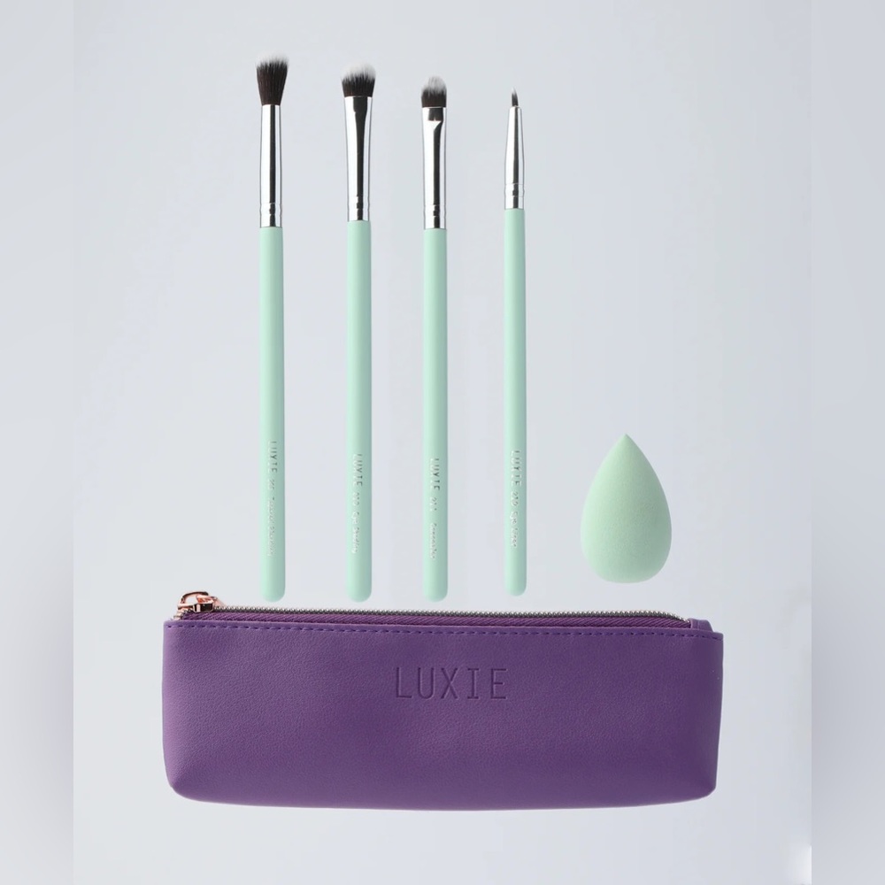 Luxie Florals Brush Set Brushes and Sponge in Travel Pouch